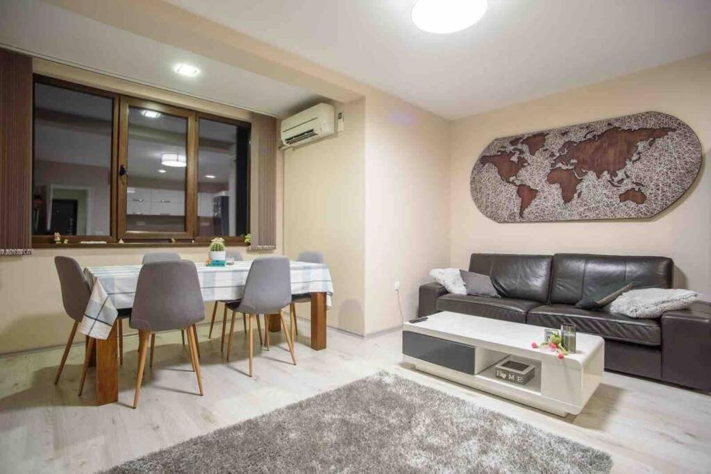 Sunny Spacious Apartment In A Great Location Kazanlŭk Eksteriør bilde